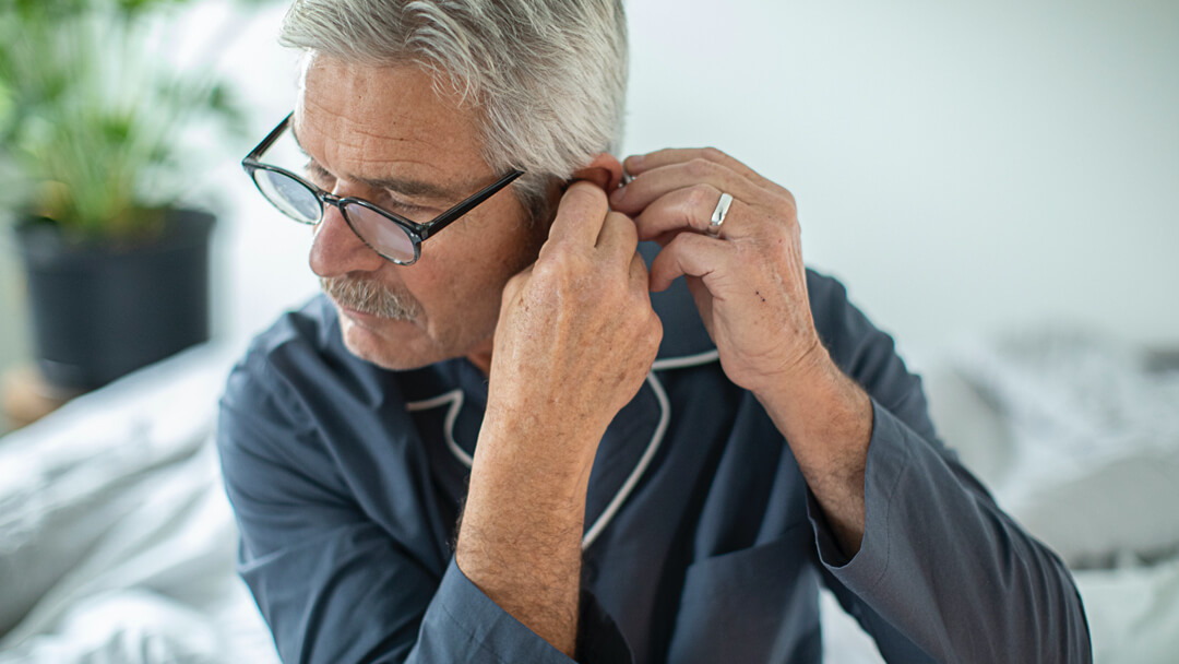inserting-and-removing-hearing-aids
